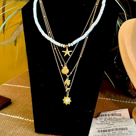 🦪CONCH SHELL NECKLACE WITH GOLD NECKLACE UNDER PIECES - Picture 3 of 3